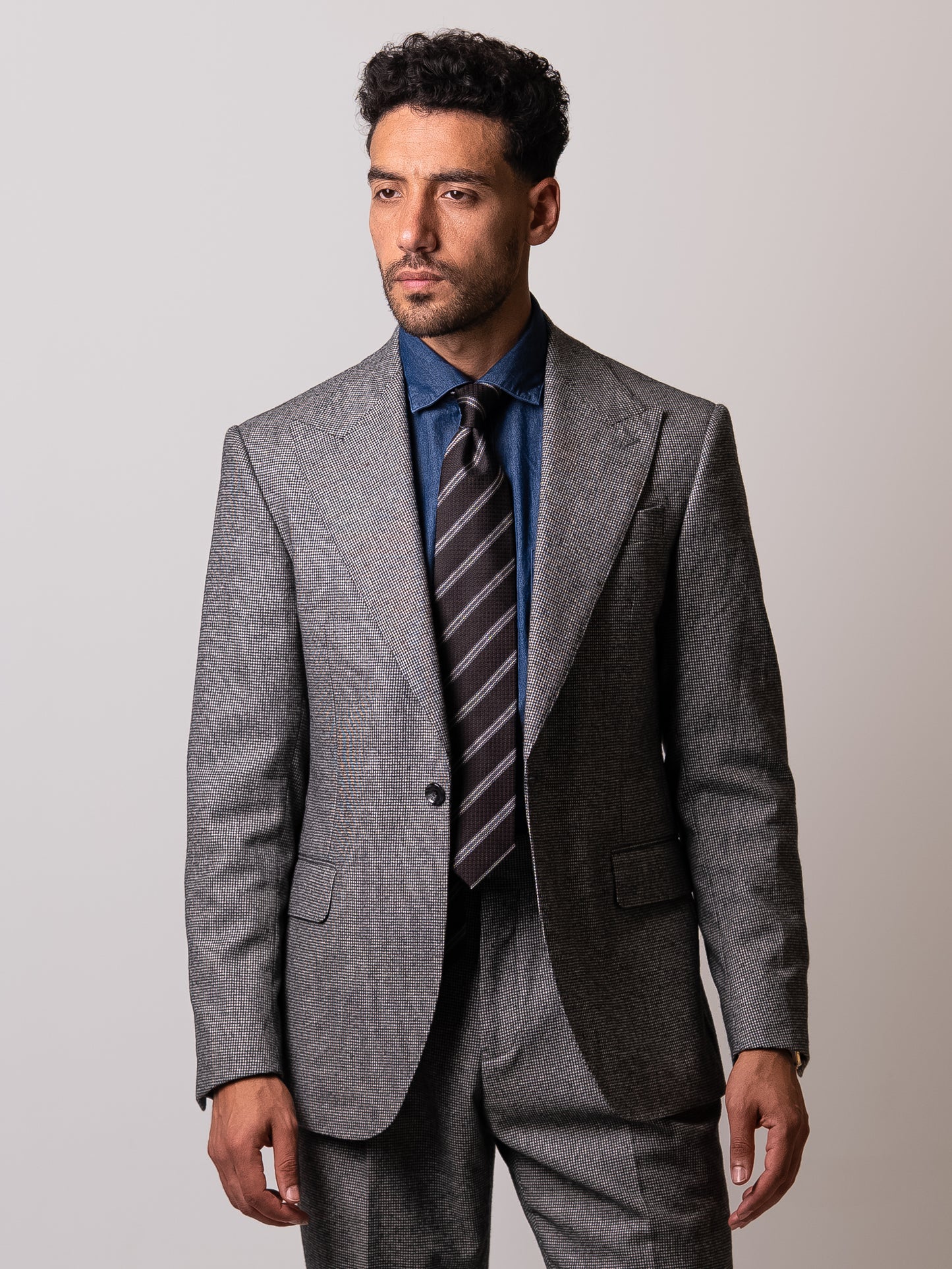 Front view of the tailored light grey houndstooth blazer